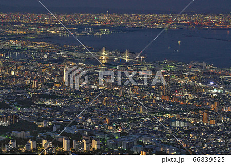 摩耶山から大阪湾を一望 夜景 兵庫県神戸市灘区摩耶山の写真素材