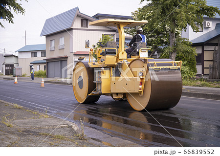 道路のアスファル敷設工事現場のロードローラーの写真素材