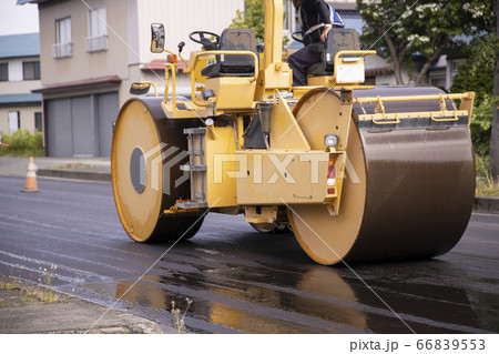 道路のアスファル敷設工事現場のロードローラー 66839553