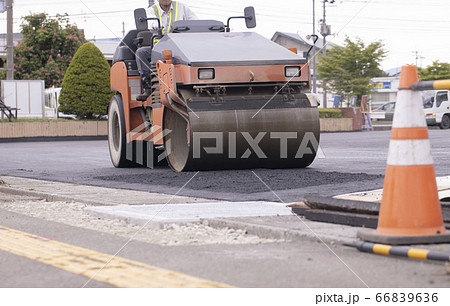 道路のアスファル敷設工事現場のロードローラー 66839636