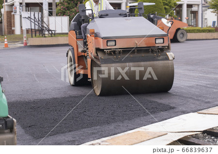 道路のアスファル敷設工事現場のロードローラー 66839637