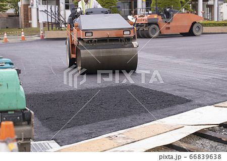 道路のアスファル敷設工事現場のロードローラー 66839638