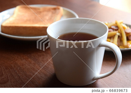 今日のモーニングは、トーストと紅茶と少し炒めた野菜 66839673
