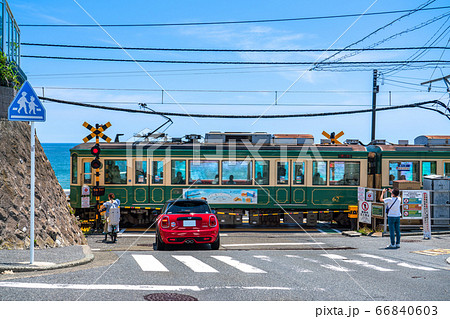 《神奈川県》海沿いの江ノ電・鎌倉高校前の踏み切り 66840603