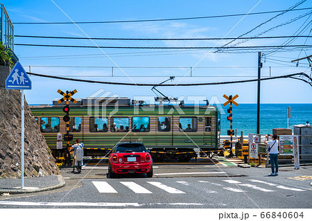 《神奈川県》海沿いの江ノ電・鎌倉高校前の踏み切り 《神奈川県》海沿いの江ノ電・鎌倉高校前の踏み切り 66840604
