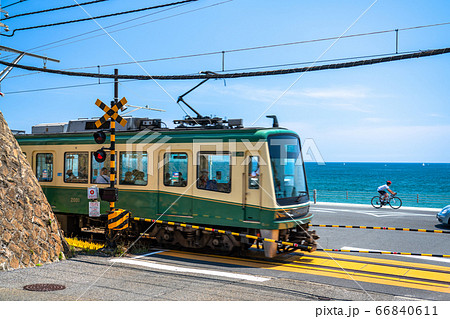 《神奈川県》海沿いの江ノ電・鎌倉高校前の踏み切り 66840611