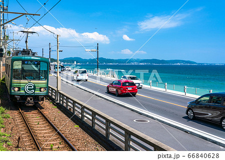 《神奈川県》海沿いを走る江ノ電・湘南海岸 66840628