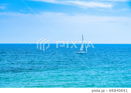 ヨットと夏の海 66840641