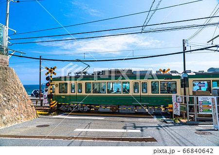 《神奈川県》海沿いの江ノ電・鎌倉高校前の踏み切り 66840642