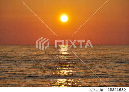 新潟県長岡市寺泊　野積海水浴場の夕暮れ 66841689