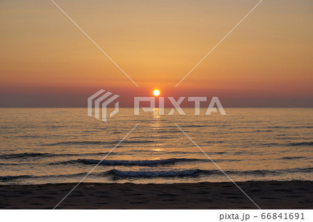 新潟県長岡市寺泊　野積海水浴場の夕暮れ 66841691