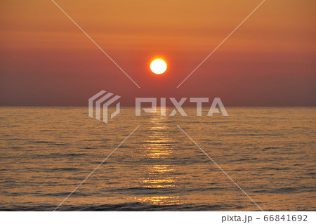 新潟県長岡市寺泊 野積海水浴場の夕暮れ 新潟県長岡市寺泊 野積海水浴場の夕暮れ 66841692