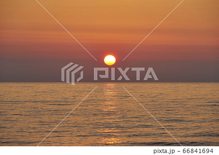 新潟県長岡市寺泊 野積海水浴場の夕暮れ 新潟県長岡市寺泊 野積海水浴場の夕暮れ 66841694