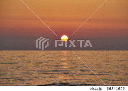 新潟県長岡市寺泊 野積海水浴場の夕暮れ 新潟県長岡市寺泊 野積海水浴場の夕暮れ 66841696
