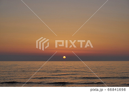 新潟県長岡市寺泊 野積海水浴場の夕暮れ 新潟県長岡市寺泊 野積海水浴場の夕暮れ 66841698
