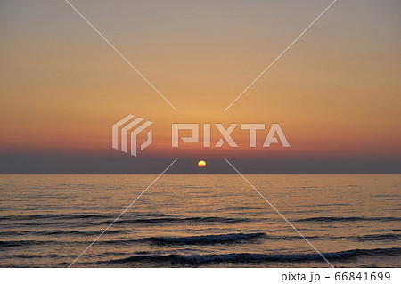 新潟県長岡市寺泊 野積海水浴場の夕暮れ 新潟県長岡市寺泊 野積海水浴場の夕暮れ 66841699