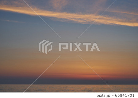 新潟県長岡市寺泊 野積海水浴場の夕暮れ 新潟県長岡市寺泊 野積海水浴場の夕暮れ 66841701