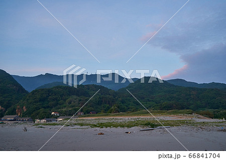 新潟県長岡市寺泊 野積海水浴場の夕暮れ 新潟県長岡市寺泊 野積海水浴場の夕暮れ 66841704