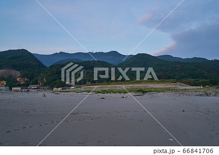 新潟県長岡市寺泊 野積海水浴場の夕暮れ 新潟県長岡市寺泊 野積海水浴場の夕暮れ 66841706