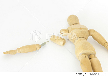 壊れて右腕が外れたデッサン人形 壊れて右腕が外れたデッサン人形 66841856