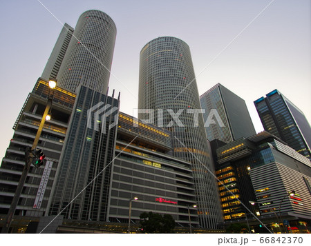 夕映えの名古屋駅前のJRビル群 66842370