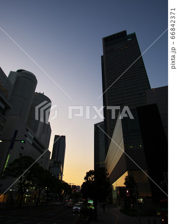 夕映えの名古屋駅前のJRビル群 66842371