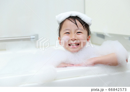 リラックスしてお風呂でバスタイムを楽しむ女の子の写真素材