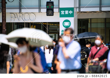 日本の東京都市景観　暑さに負けずマスク姿の通行人たち＝錦糸町 66842615