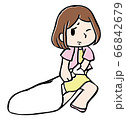 重いゴミを運ぶ女性 66842679