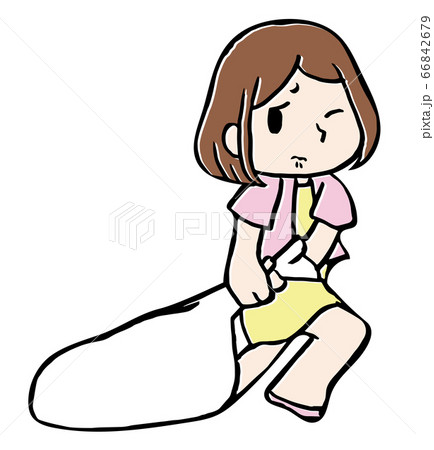 重いゴミを運ぶ女性 66842679