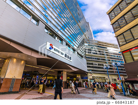 日本の横浜都市景観 「SOTETSU 横浜駅」などを望む(横浜市営地下鉄ブルーライン横浜駅出入口側) 日本の横浜都市景観 「SOTETSU 横浜駅」などを望む(横浜市営地下鉄ブルーライン横浜駅出入口側) 66843187