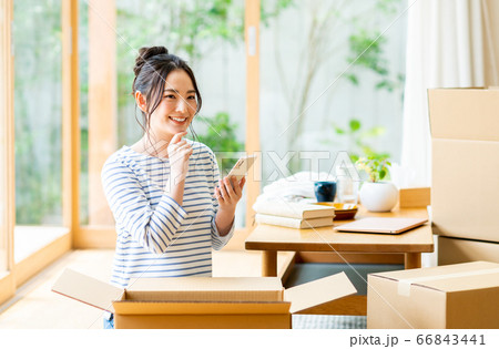 引越しの準備をする若い女性 66843441