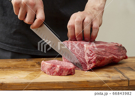ステーキ肉をカットするシーン ステーキ肉をカットするシーン 66843982