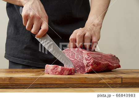 ステーキ肉をカットするシーン ステーキ肉をカットするシーン 66843983