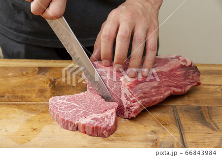 ステーキ肉をカットするシーン 66843984