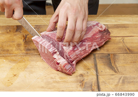 ステーキ肉をカットするシーン ステーキ肉をカットするシーン 66843990