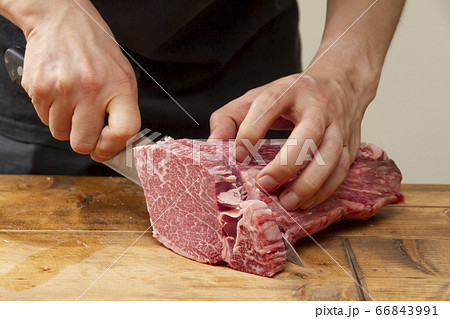 ステーキ肉をカットするシーン ステーキ肉をカットするシーン 66843991