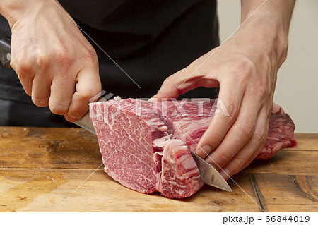 ステーキ肉をカットするシーン 66844019