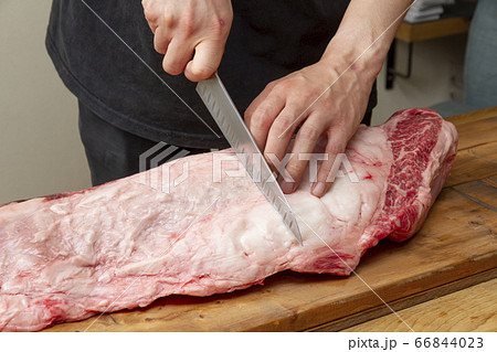 ステーキ肉をカットするシーン ステーキ肉をカットするシーン 66844023