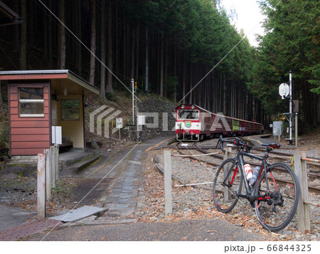 大井川鉄道の閑蔵駅のホームと車両と自転車の写真素材 [66844325] - PIXTA