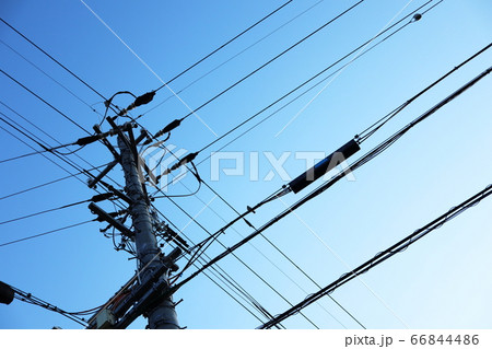 グラデーションが綺麗な青空と電柱と電線の写真素材