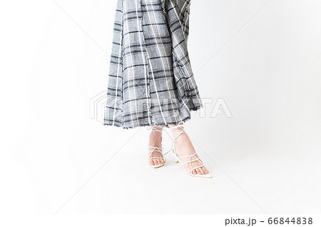 サンダルを履いた女性の足元 66844838