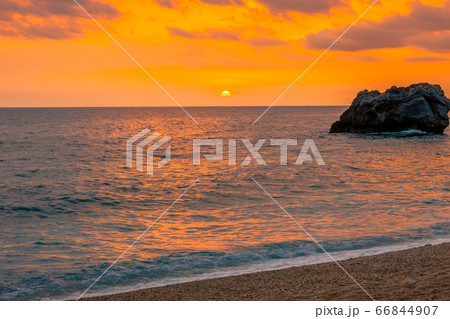 Strip of Sandy Beach and Multicolor Sea Dawn 66844907