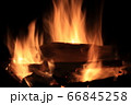 焚き火の炎 66845258