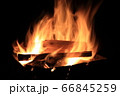 焚き火の炎 66845259
