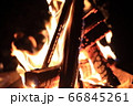 焚き火の炎 66845261