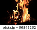 焚き火の炎 66845262