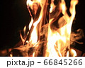 焚き火の炎 66845266