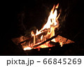 焚き火の炎 66845269