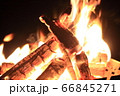 焚き火の炎 66845271